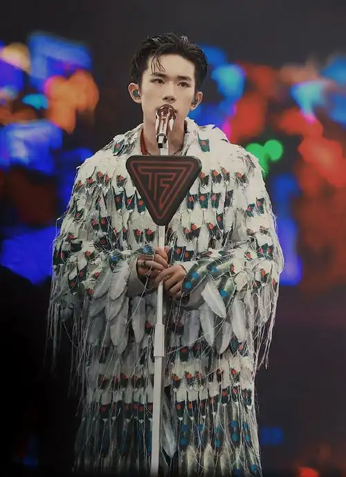 原创易烊千玺背头造型帅气干练又不失俊美不过更多的还是刚毅