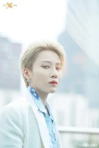 不一样的白色西装,同样的率性美丽!刘雨昕&喻言的白色西装大赏