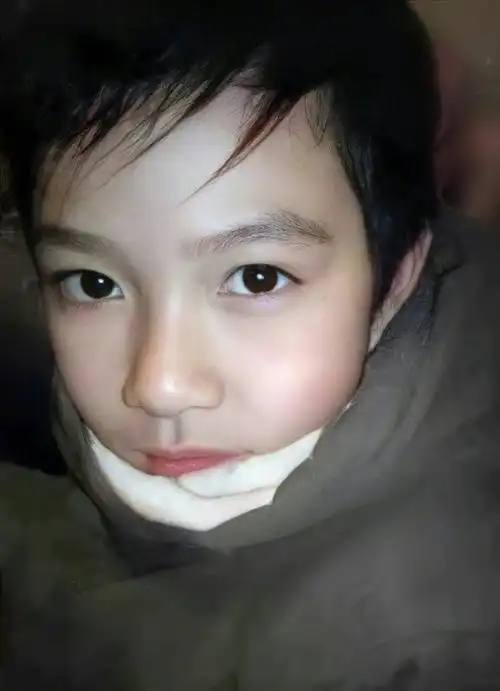 贺峻霖的童年照