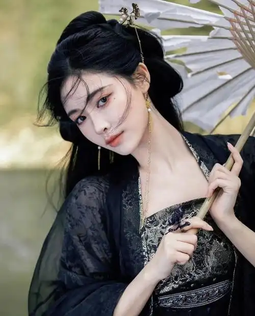 许佳琪七夕古风写真,一身黑衣冷艳霸气,战损妆又飒又美