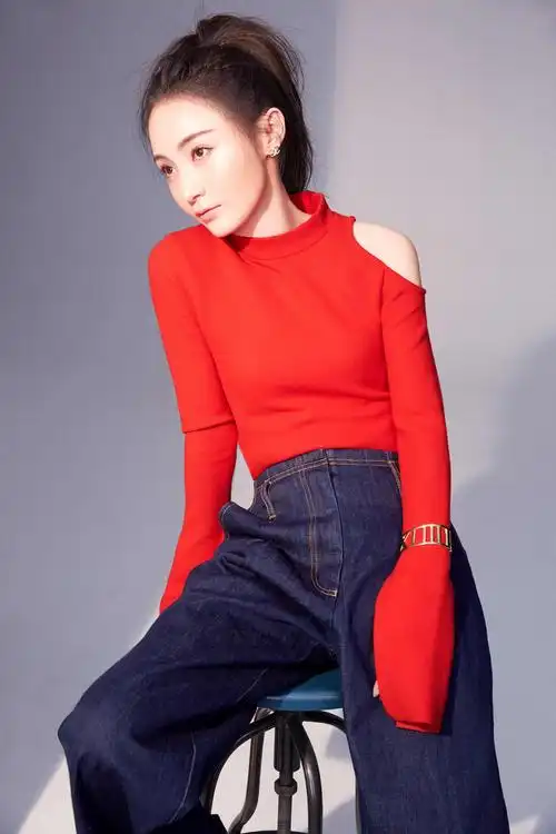 6 姚笛掀刘海照曝光 凸显时尚小心机