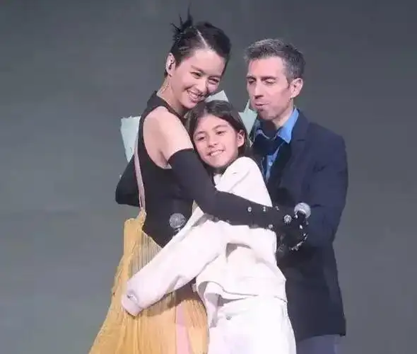 梁咏琪一家三口同框合影,丈夫英俊女儿既高又美,网友称像母亲