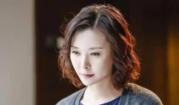 男性陪伴,她刚刚开始崭露头角时,就与音乐界知名人士李泉展开了恋爱