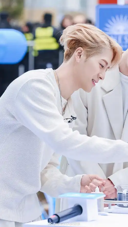 升级小金瓶😎安热沙亚太区品牌代言人@王嘉尔又轻又强的超高表现!