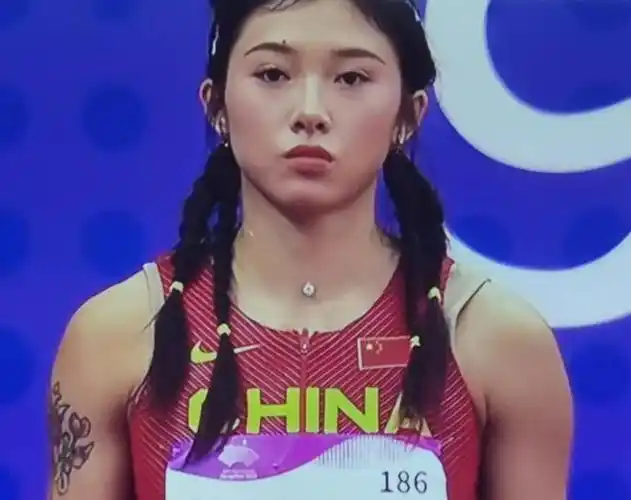 葛曼棋百米夺冠依旧胶布挡纹身 吴艳妮大方露出 更有一将从不遮掩