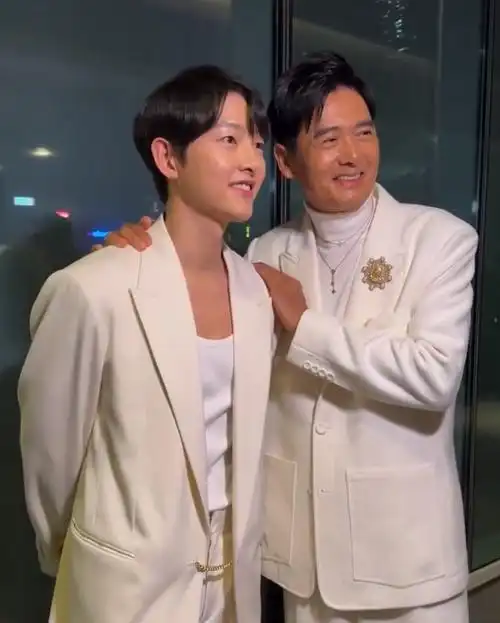 香港这一夜,68岁周润发和53岁古天乐同框,展现了自然衰老的魅力_腾讯