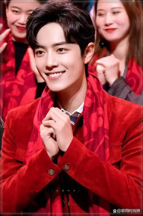 肖战春晚造型太帅白色素雅红色喜庆人帅怎么穿都好看