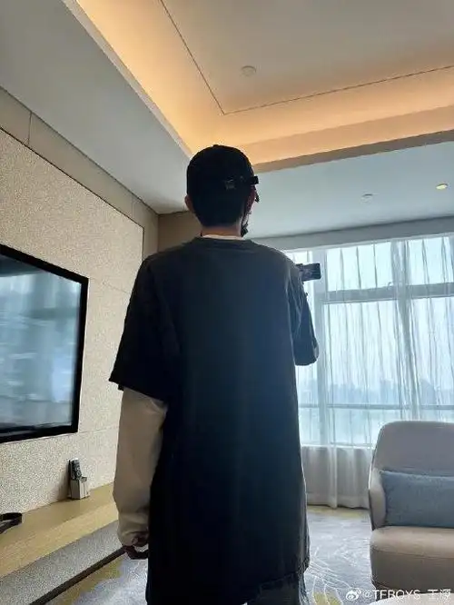 王源捉迷藏背影照,今日份捉迷藏十级选手王源上线啦