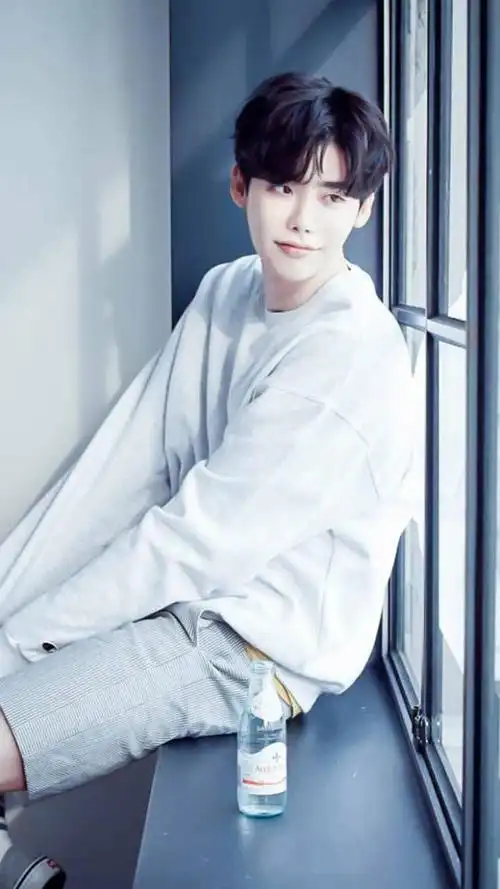 李钟硕帅气养眼居家写真手机壁纸