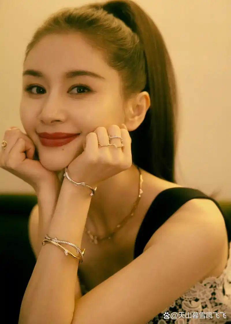 王子文,黑白刺绣长裙,浓密的秀发束起高高的马尾,一如青春那不羁的