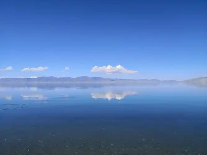 蔚蓝色的湖水向四面八方的游客诉说它的与众不同.