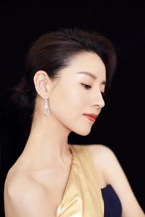 董洁气质开挂,穿一袭包臀连衣裙女人味十足,美丽动人