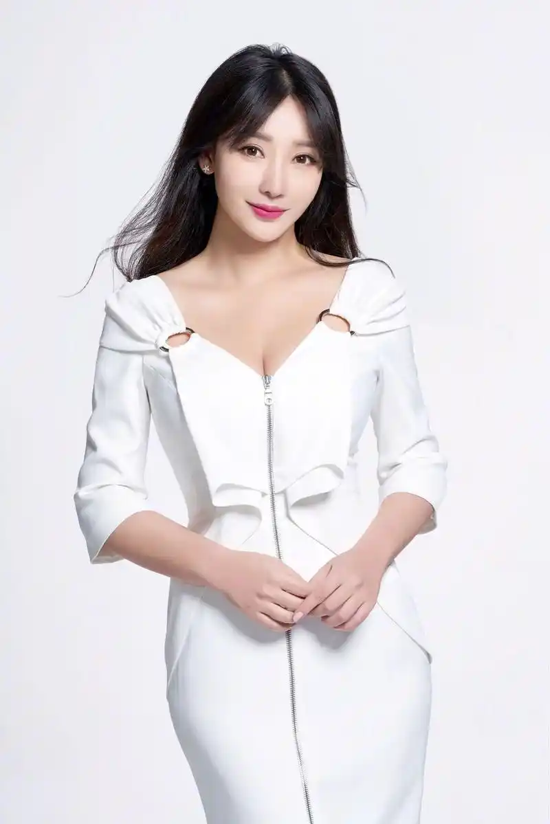 要说穿衣拍照,看完柳岩这些照片就服了,第三张直接hold不住?