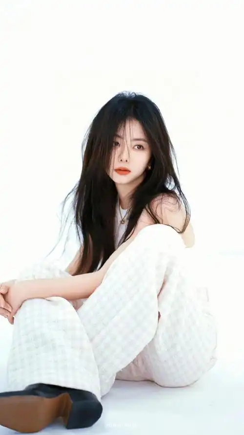 短发造型则是俏皮可爱的感觉    #谭松韵快把长发焊在头上