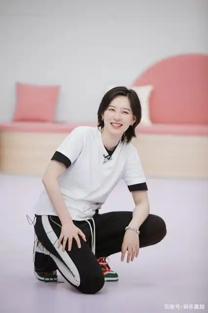 金晨和李斯丹妮在520一起夜游天安门,两个人手挽着手,亲密滴很