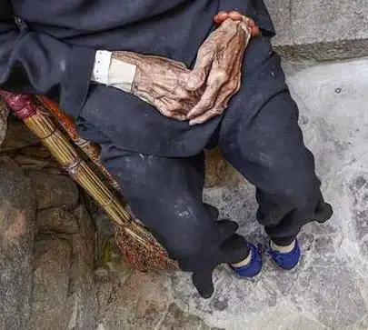 可以放在手掌上的一双小脚百岁裹脚老人自称50多年没让人看过脚