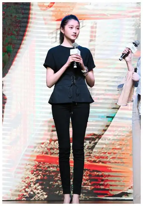 关晓彤参加节目大秀婚纱造型,让人太期待她真正的婚礼了