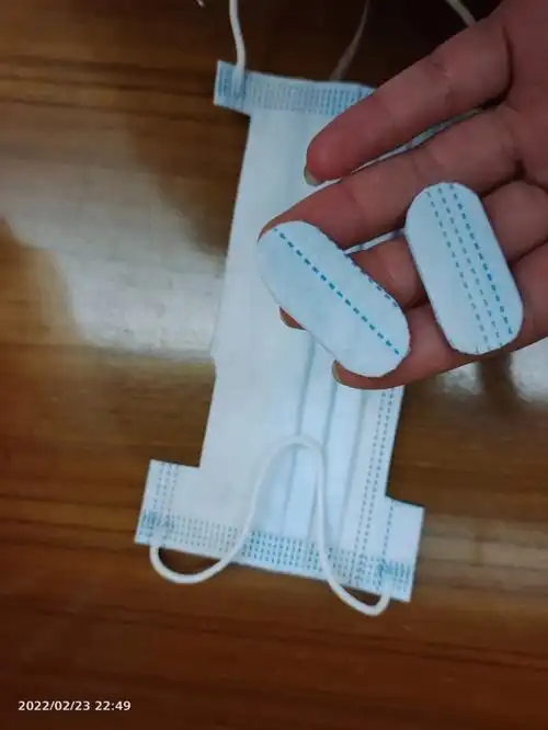 用医用胶布贴鼻子上说治鼻塞,可是家里正好没有,想想就用双面胶和口罩