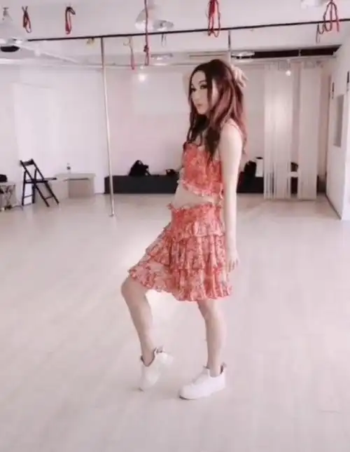 53岁温碧霞穿短裙跳舞暴露了肚子上满满的赘肉