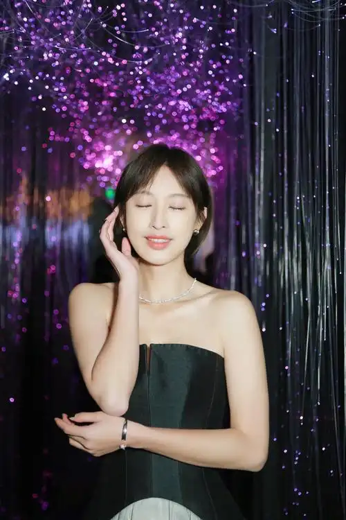 张俪助阵芭莎珠宝晚宴初恋妆抹胸裙自带仙气