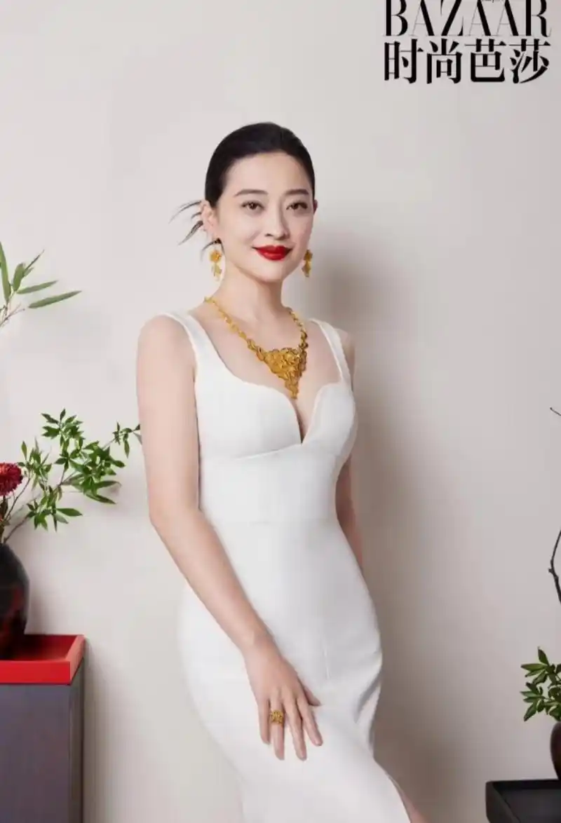 梅婷气质真的很棒,完全看不出是快60的人,果然岁月从不败美人