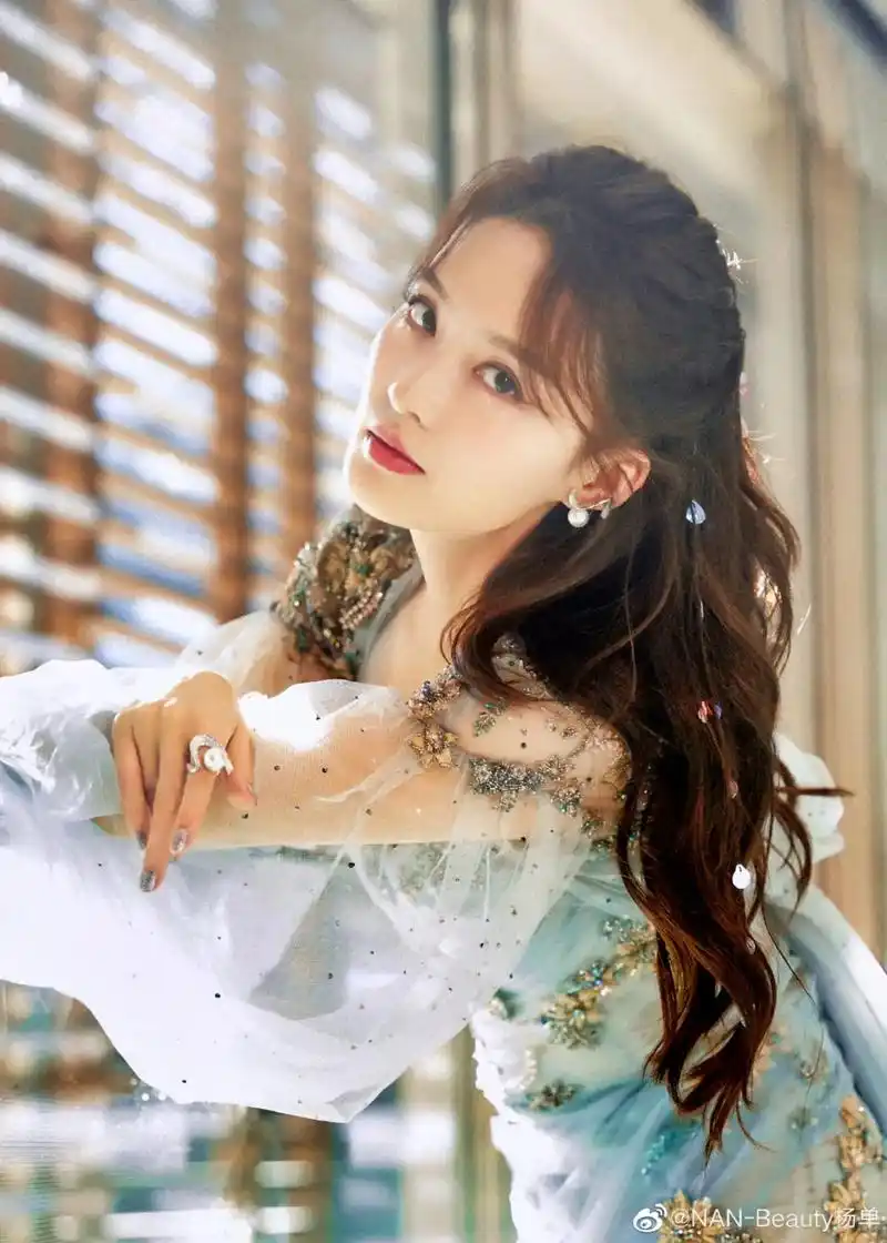 李沁 #美丽俏佳人 #美到发光 - 抖音