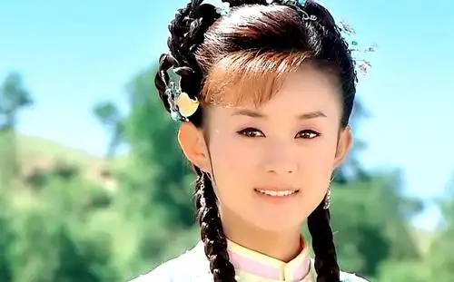 赵丽颖新剧造型获赞!与助理对比白得发光,网友:出道时可不这样