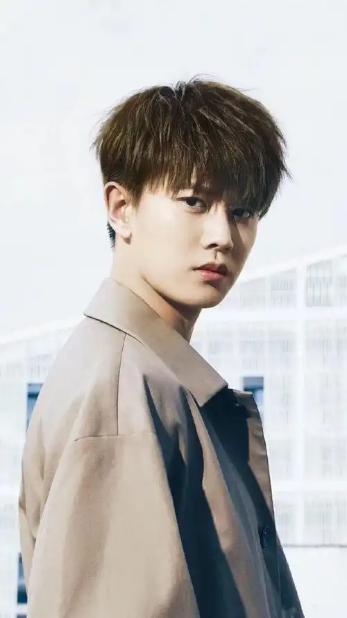 欢迎来自任嘉伦粉丝的表白卡:最酷的人生从来不是一帆风顺而是穿越