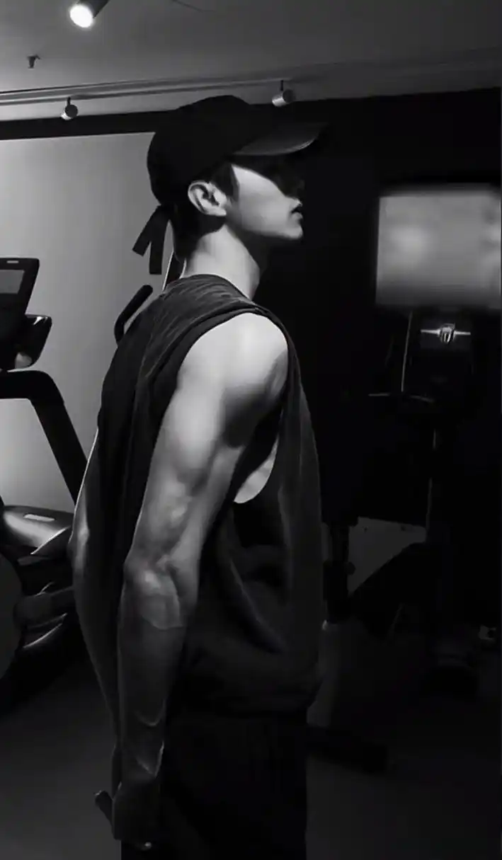 许凯练了很多肌肉,网友调侃他是为了在《蜜桃爬》中有更好的表现.