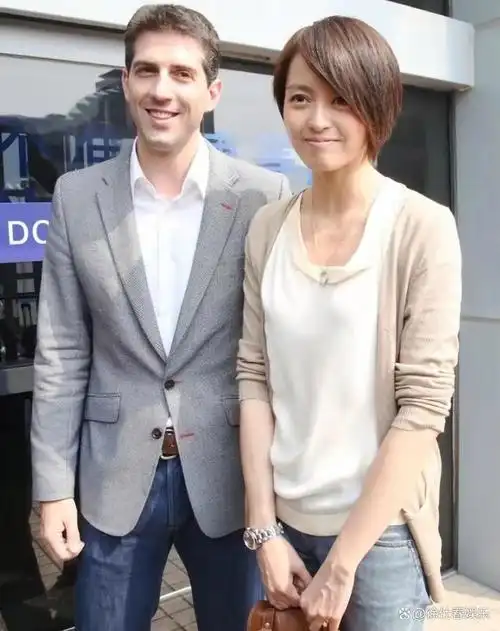 梁咏琪演唱会丈夫女儿上台为其庆生外籍老公献花献吻混血女儿