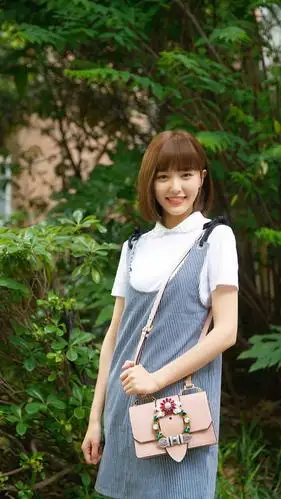 唐嫣短发俏丽街拍