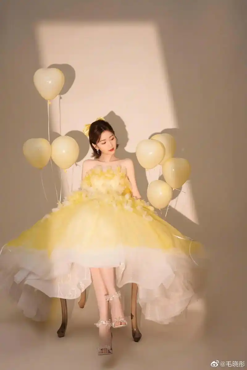 99#毛晓彤 身着花朵抹胸公主裙出席湖南春晚95甜美少女  - 抖音