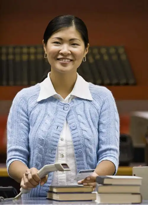 仅一个人,握,服装,分析,办公桌,拿,拿着,注视,休闲装,黄种人,衣服