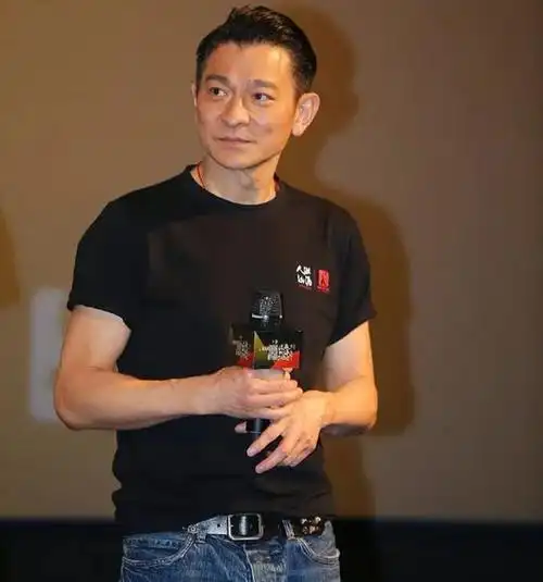 59岁刘德华与倪妮同框素颜有皱纹仍帅气看不出近30年龄差