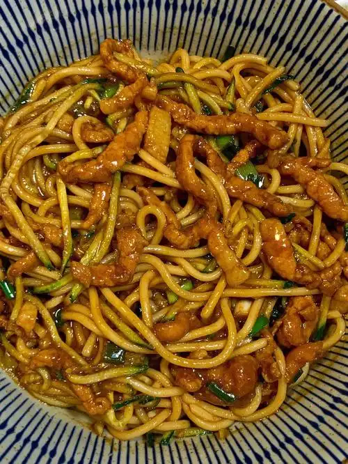 妈妈常做的肉丝拌面味道真的太绝了