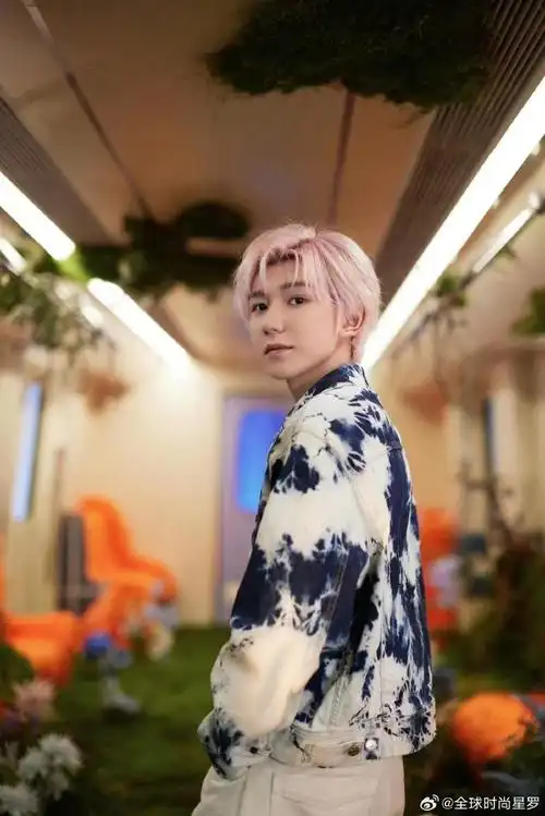 王源粉色头发##王源#王源粉色发型十分出镜,像晚间的微风拂过脸颊.