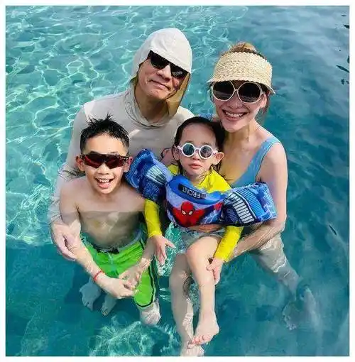 应采儿带俩儿子出游,jasper身高超妈妈肩膀,hoho扎马尾好秀气_哥哥