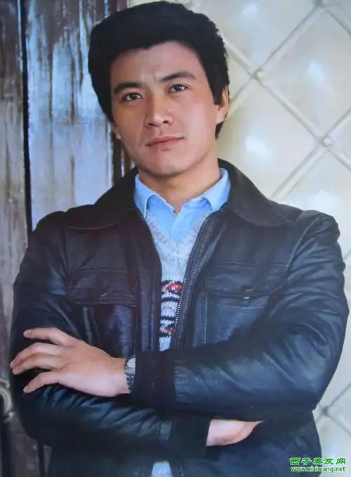 作为天生演员的周里京,身上总是有着一种挥之不去的英气,作为电视剧男