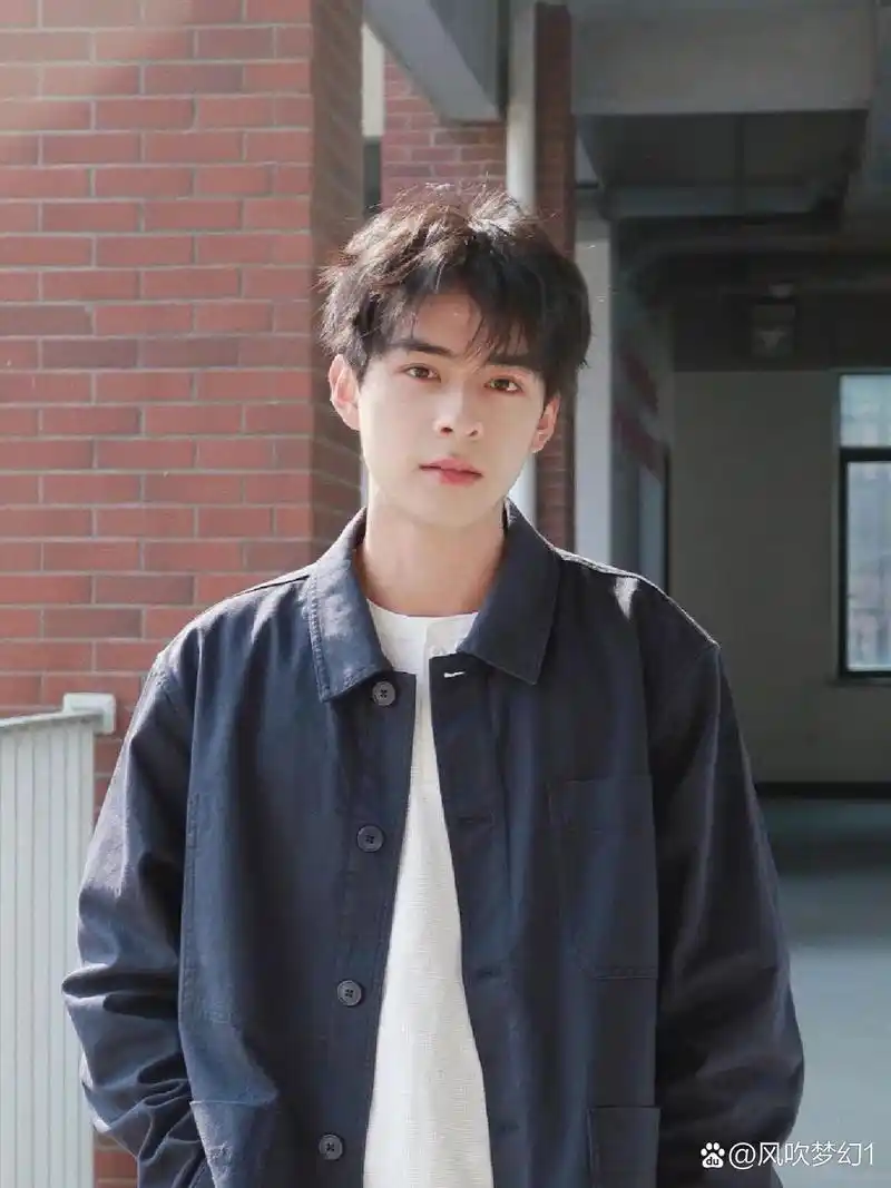 微分碎盖 适合菱形脸,方脸,下巴短,额头窄的男生推荐试一下 偏瘦的