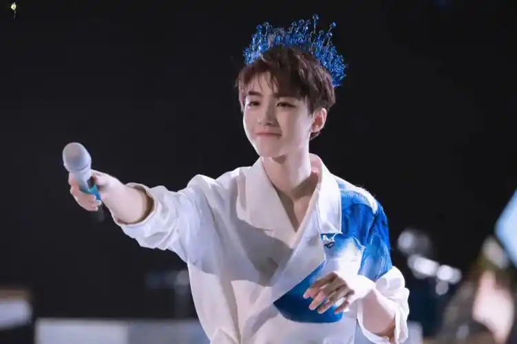 谁不喜欢王俊凯蓝色皇冠