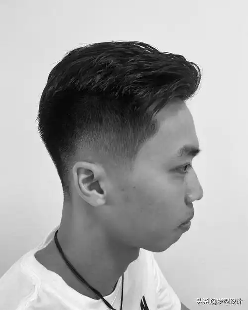 男生不仅仅要发型精致还要有型,这款男士烫发发型就是最近超级流行的