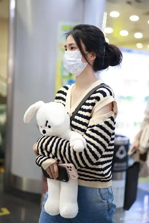 白鹿的崛起如同一道耀眼的流星,燃烧着激情与才华,让人无法移开视线.