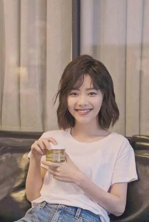 先带大家看看谭松韵的摩卡波波头短发造型,这个发型看起来是非常的