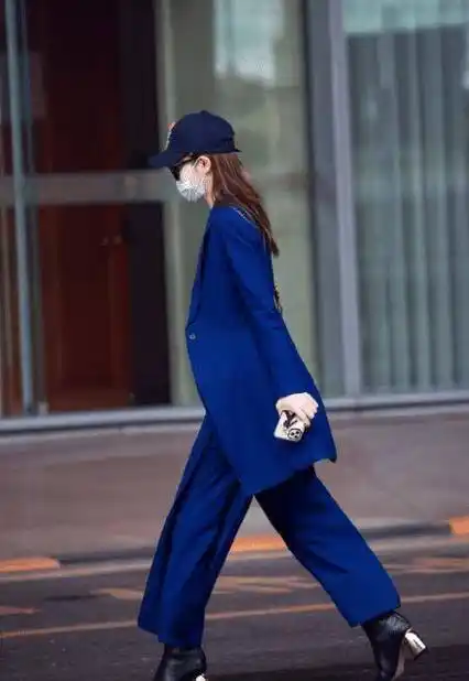 戚薇高调现身机场,深蓝色西装配高跟短靴,网友:不热吗?