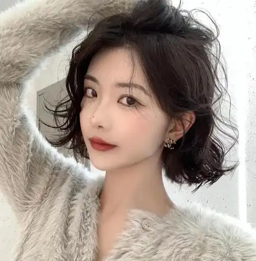 四十岁的女人,留什么发型最好看?今年流行的气质短发,换上就美