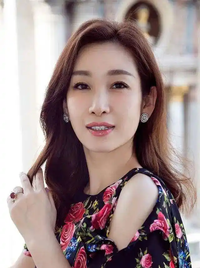 片酬上亿的她,嫁给二婚的老公,46岁依旧年轻事业有成生活幸福_秦海璐