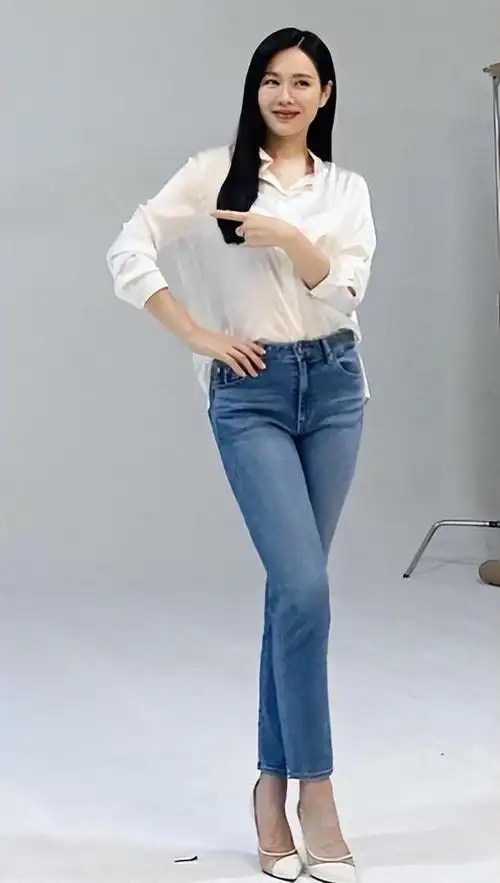 孙艺珍产后复工,穿着经典的白衬衫搭配牛仔裤露出长腿,露出标致甜美的