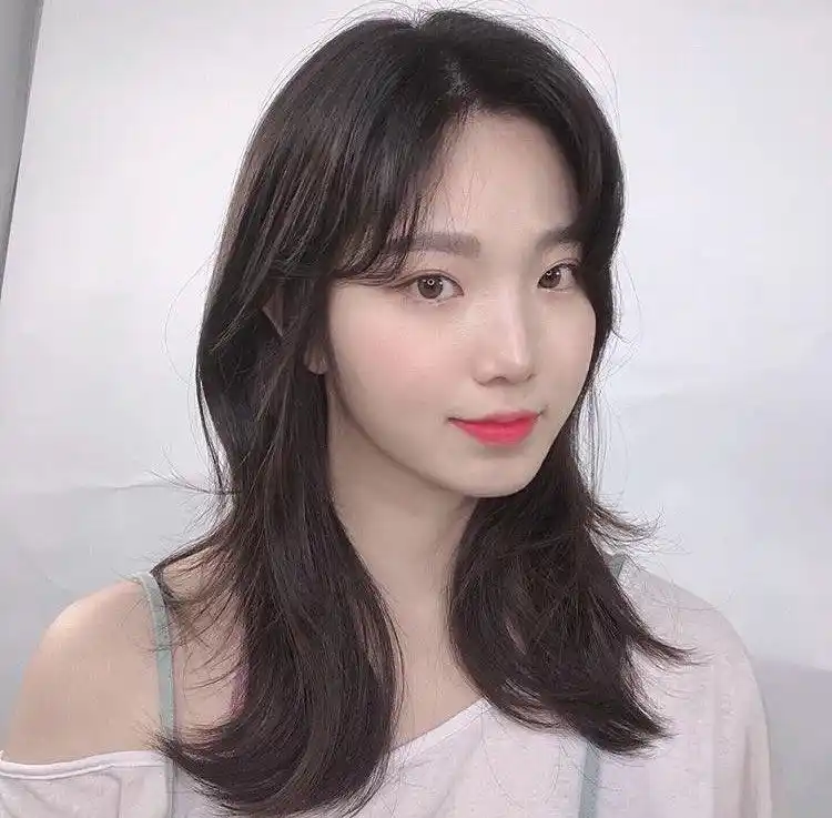 多变的中长发发型2019年秋冬强势上升成为各大造型师力推的发型