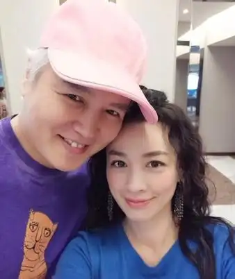 林瑞阳残酷近照发福一大圈!挽老婆现身 网友:以为奶奶和孙女
