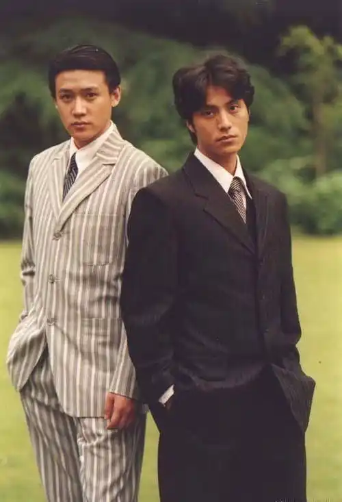 陆毅留学生的装扮有点故意装成熟,个人觉得廖凡的民国装扮更真实.